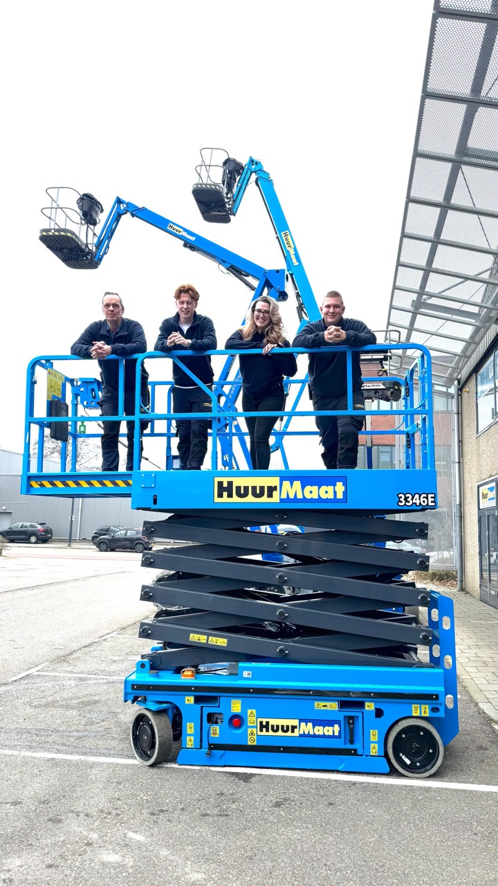 HuurMaat collega's op schaarhoogwerker voor de vestiging