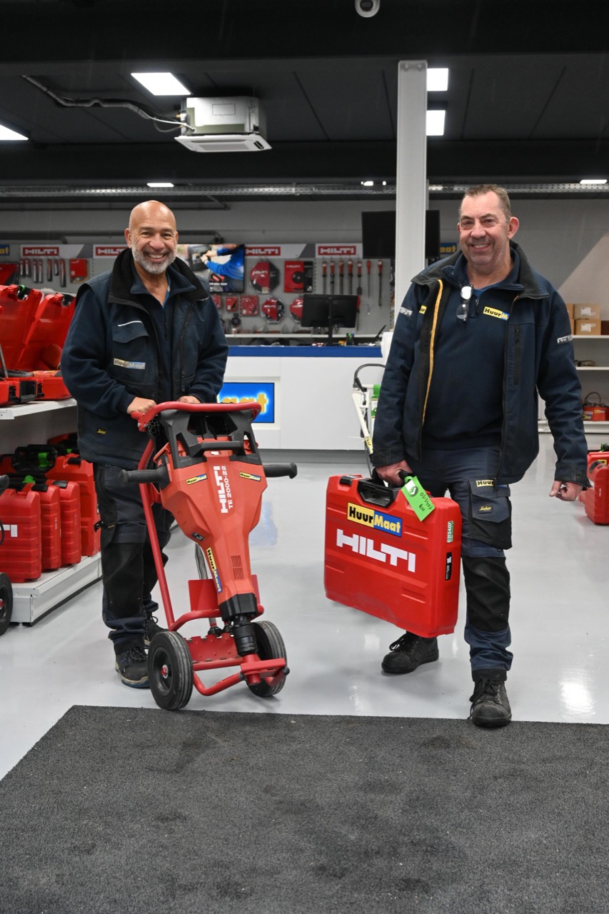 HuurMaat collega's met Hilti materieel in de vestiging
